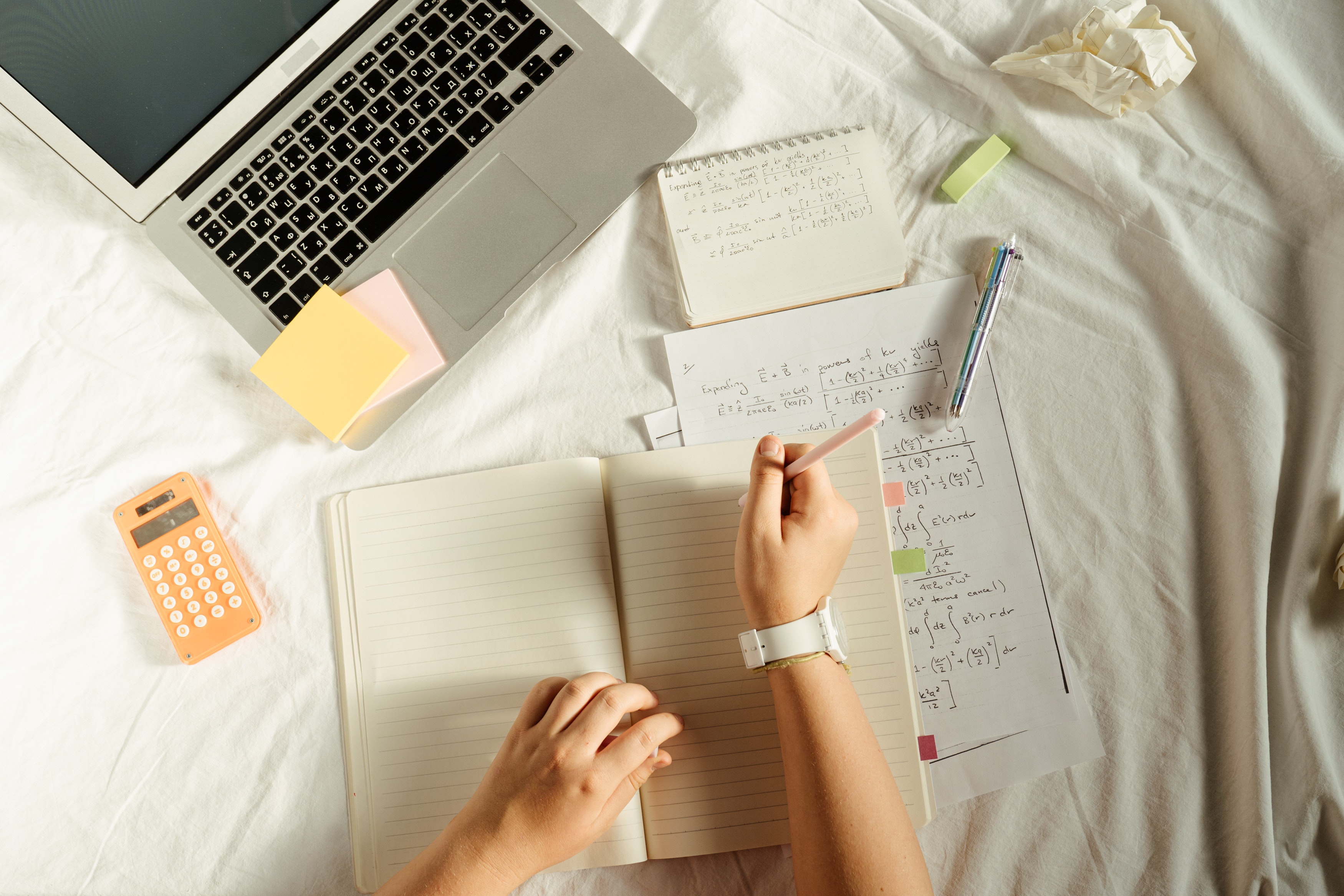 Imagen de una manos escribiendo en un cuaderno