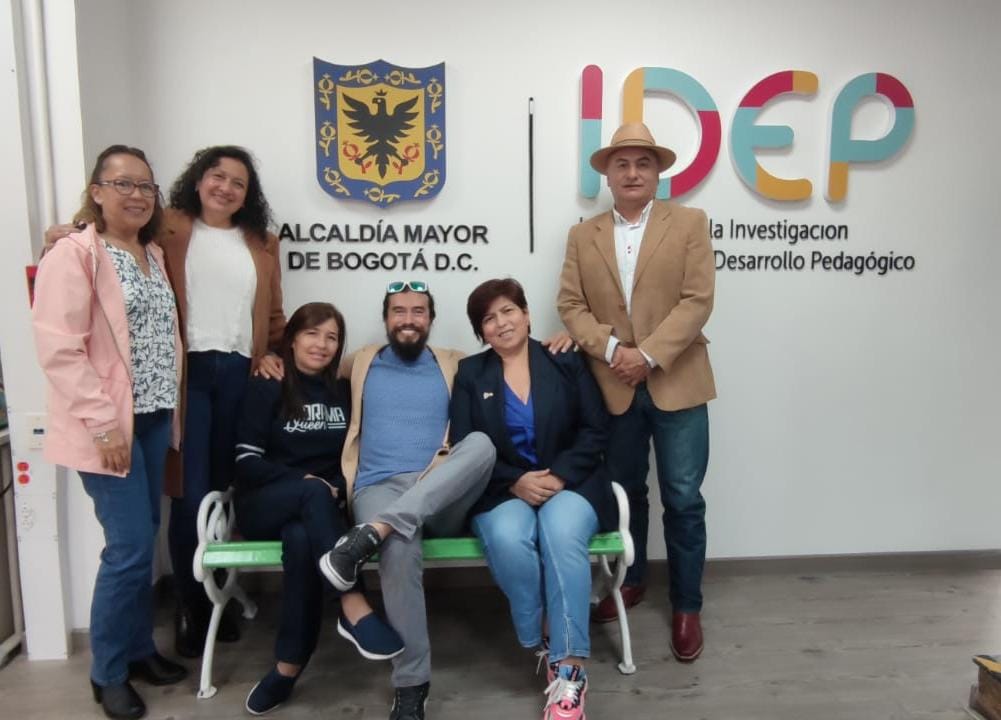 Fotografía del director del IDEP junto a profes en la nueva sede del IDEP