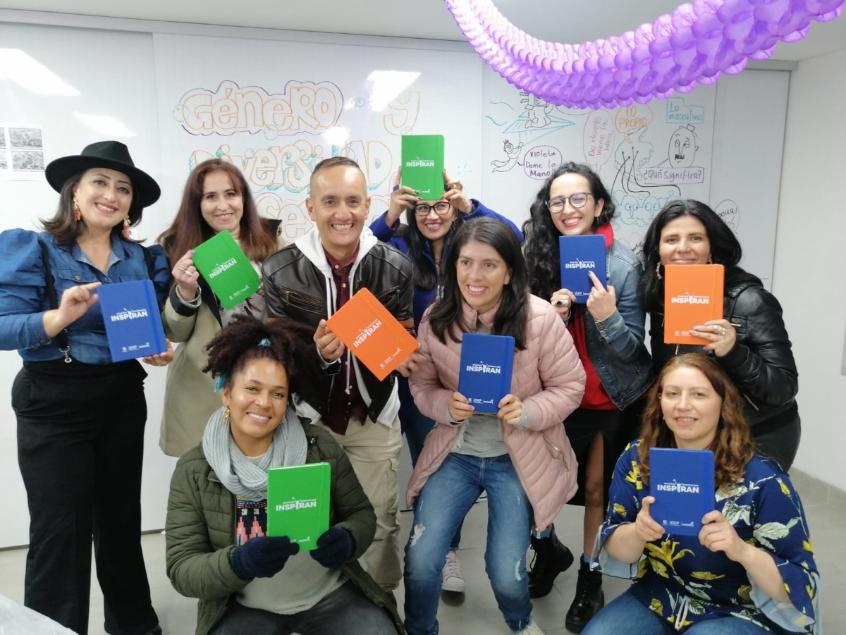 Foto de ocho maestras y un maestro participantes del programa Maestros y Maestras que Inspiran