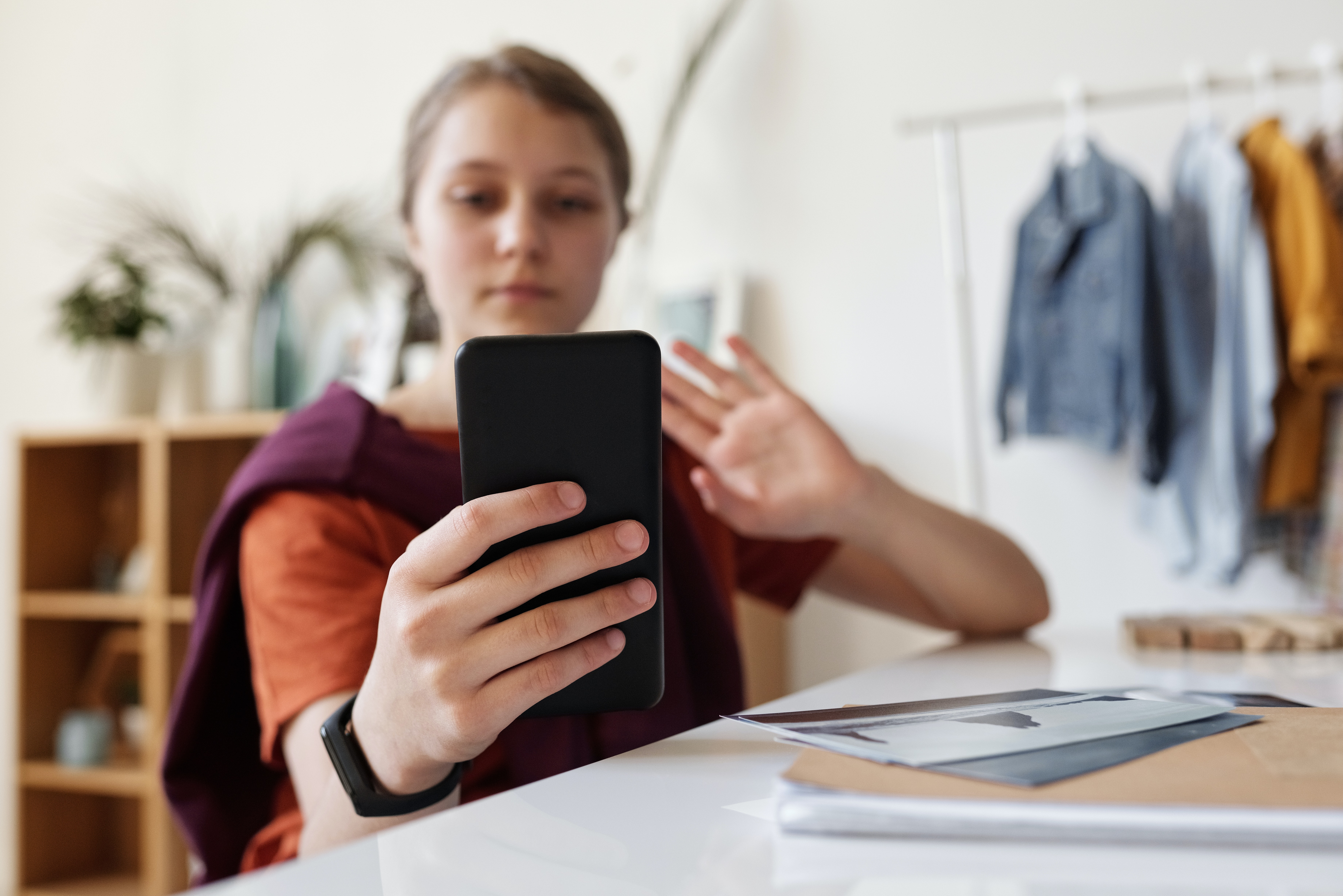 Una Joven tomando una selfi con su celular