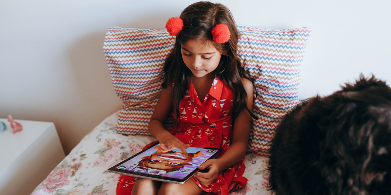 Una niña jugando en su Tablet