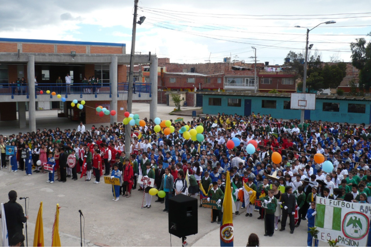 Estudiantes reunidos en el patio del colegio 