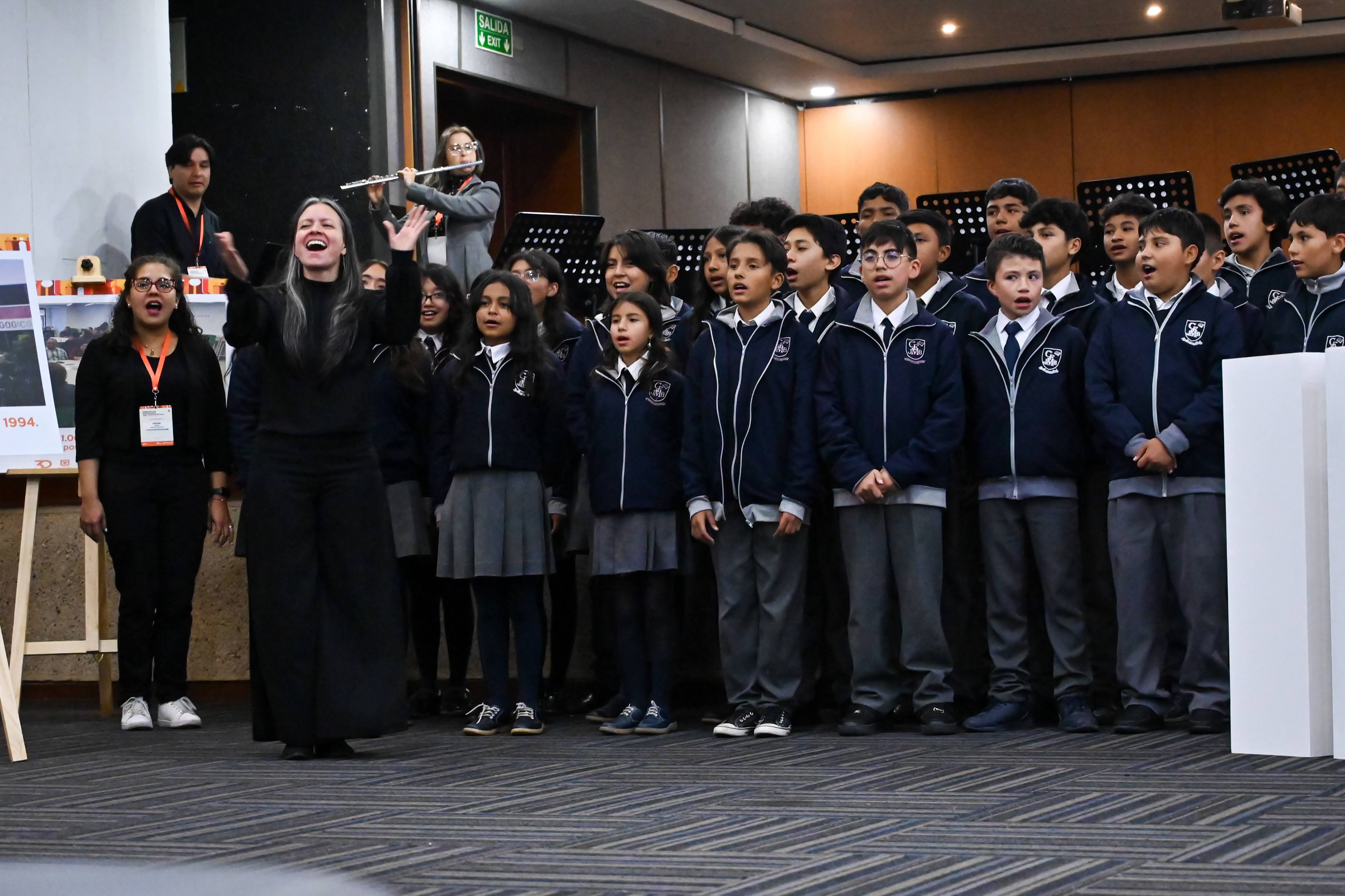 Foto de niños y niñas del Colegio Filarmónico Jorge Mario Bergoglio