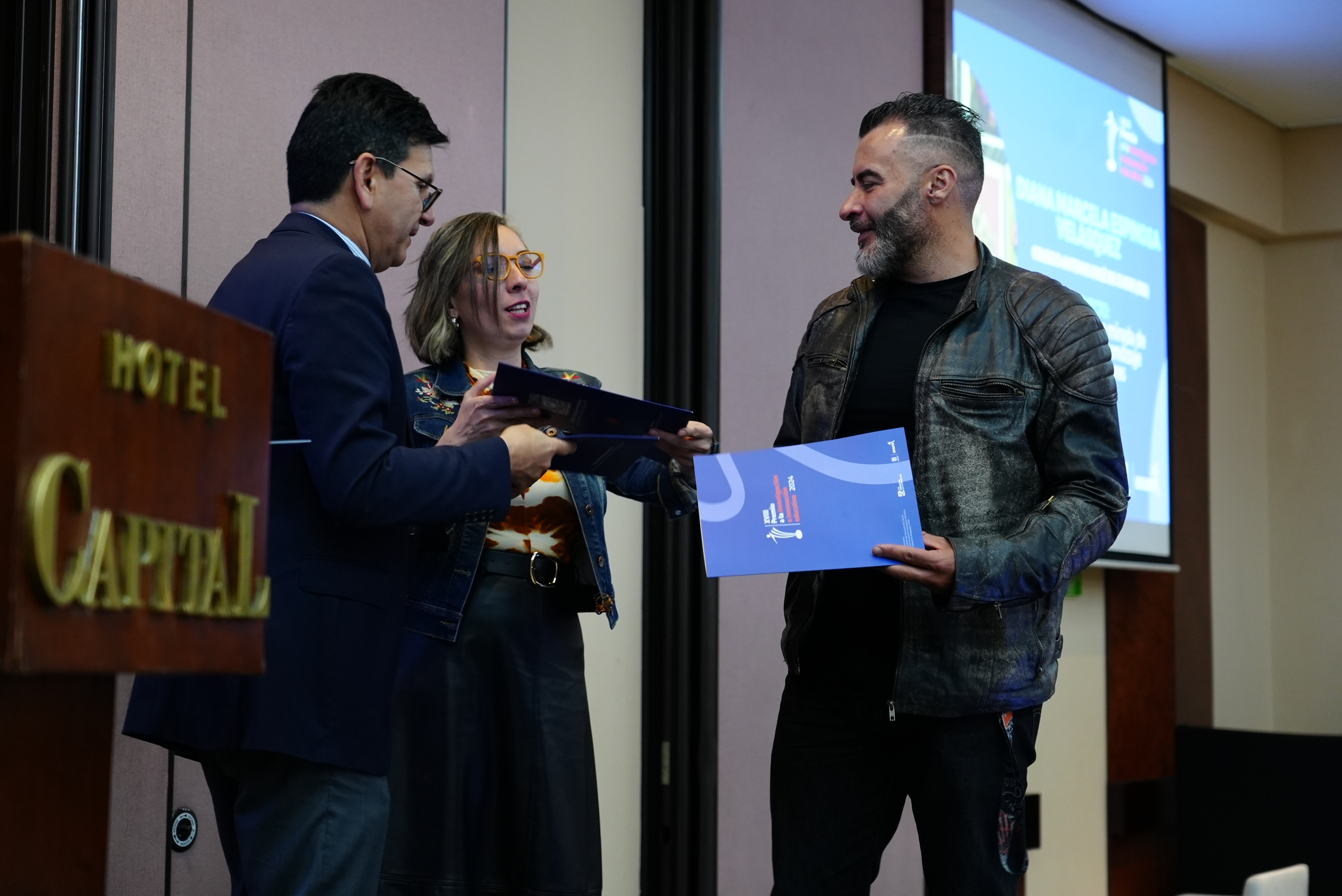 Maestro recibiendo certificado del Premio 2024