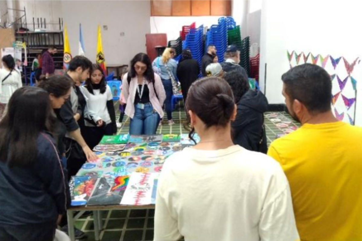 Foto de varios docentes y estudiantes reunidos alrededor de una mesa