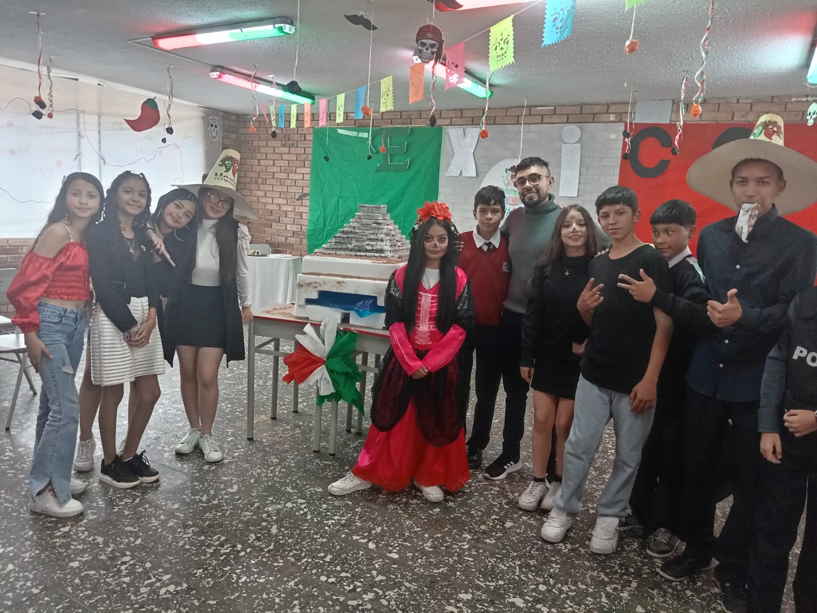 Foto de estudiantes del profesor Jonathan representando al País de México con sus atuendos