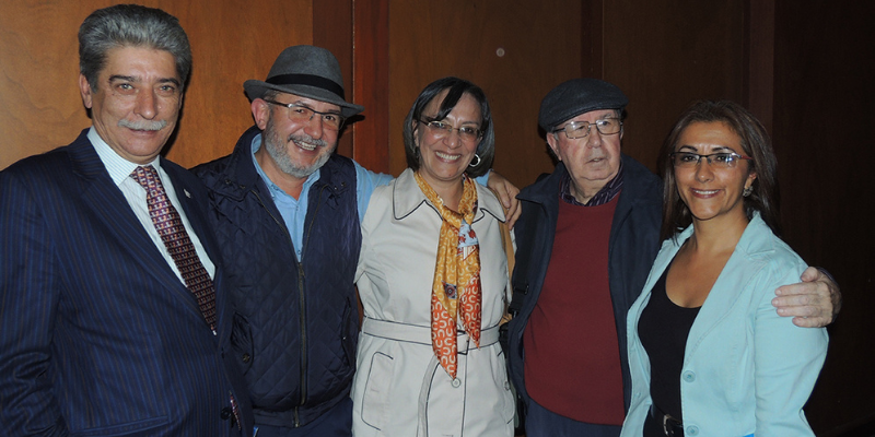 Foto del profesor Hernán Suárez junto a otros cuatro docentes 