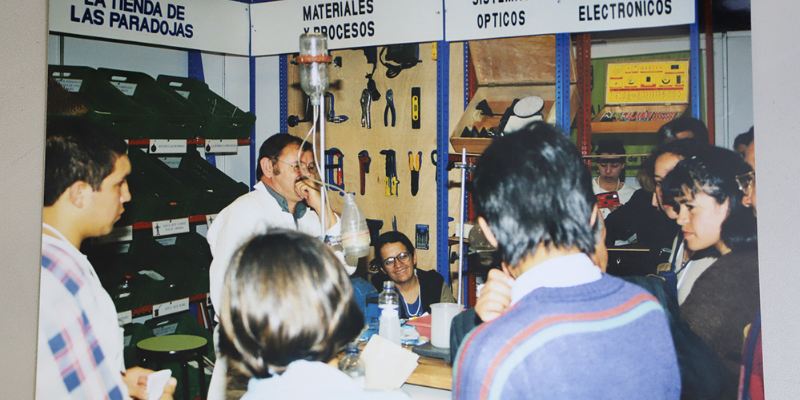 Foto de varios docentes en un taller de investigación