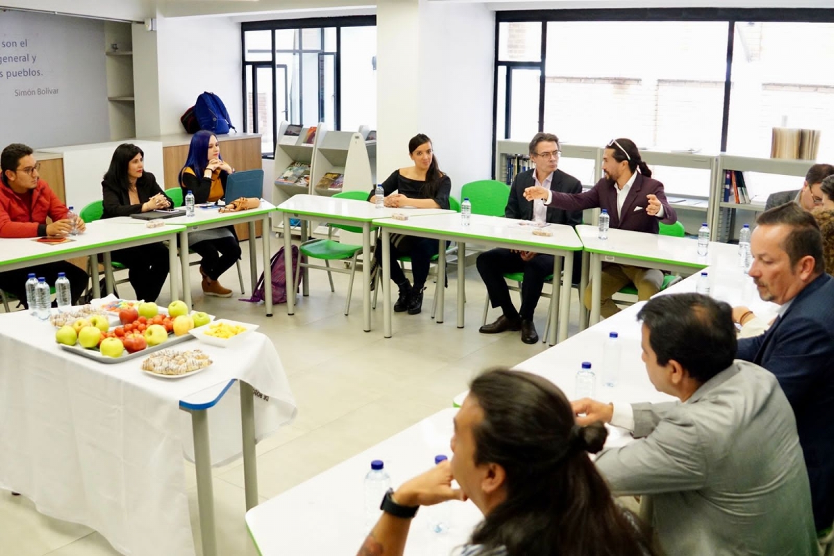 Ministro de Educación con el director del IDEP en reunión con varios Maestros y Maestras de Bogotá