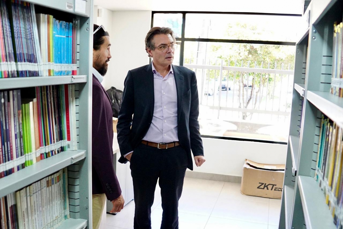 Ministro de Educación con el Director del IDEP mirando las instalaciones del centro de recursos del IDEP en Ciudad Maestra