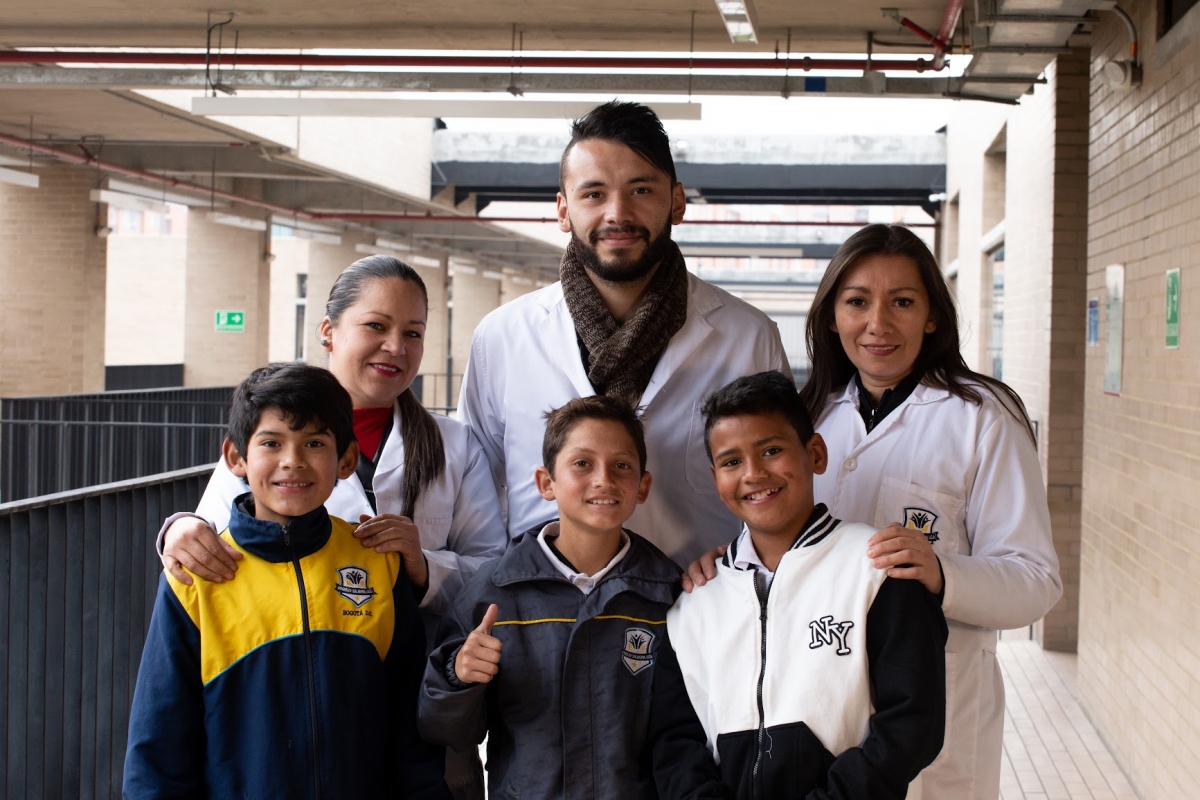 Programas de especialización y maestría. Imagen de Un Maestro, dos maestras y tres estudiantes