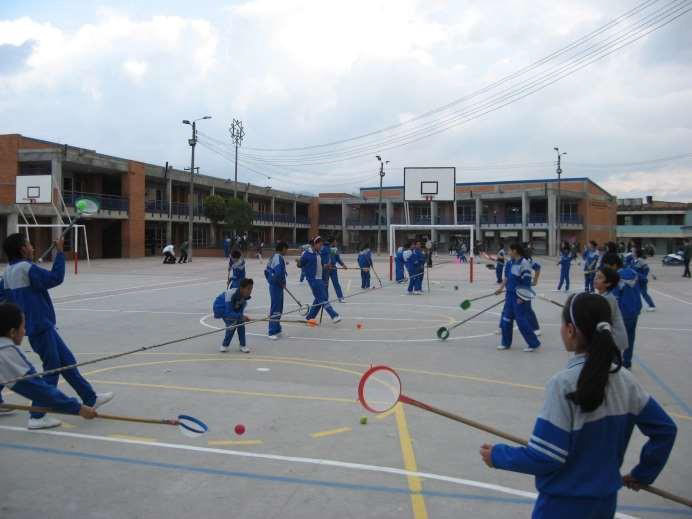 Estudiantes jugando con coladores en la cancha de microfútbol