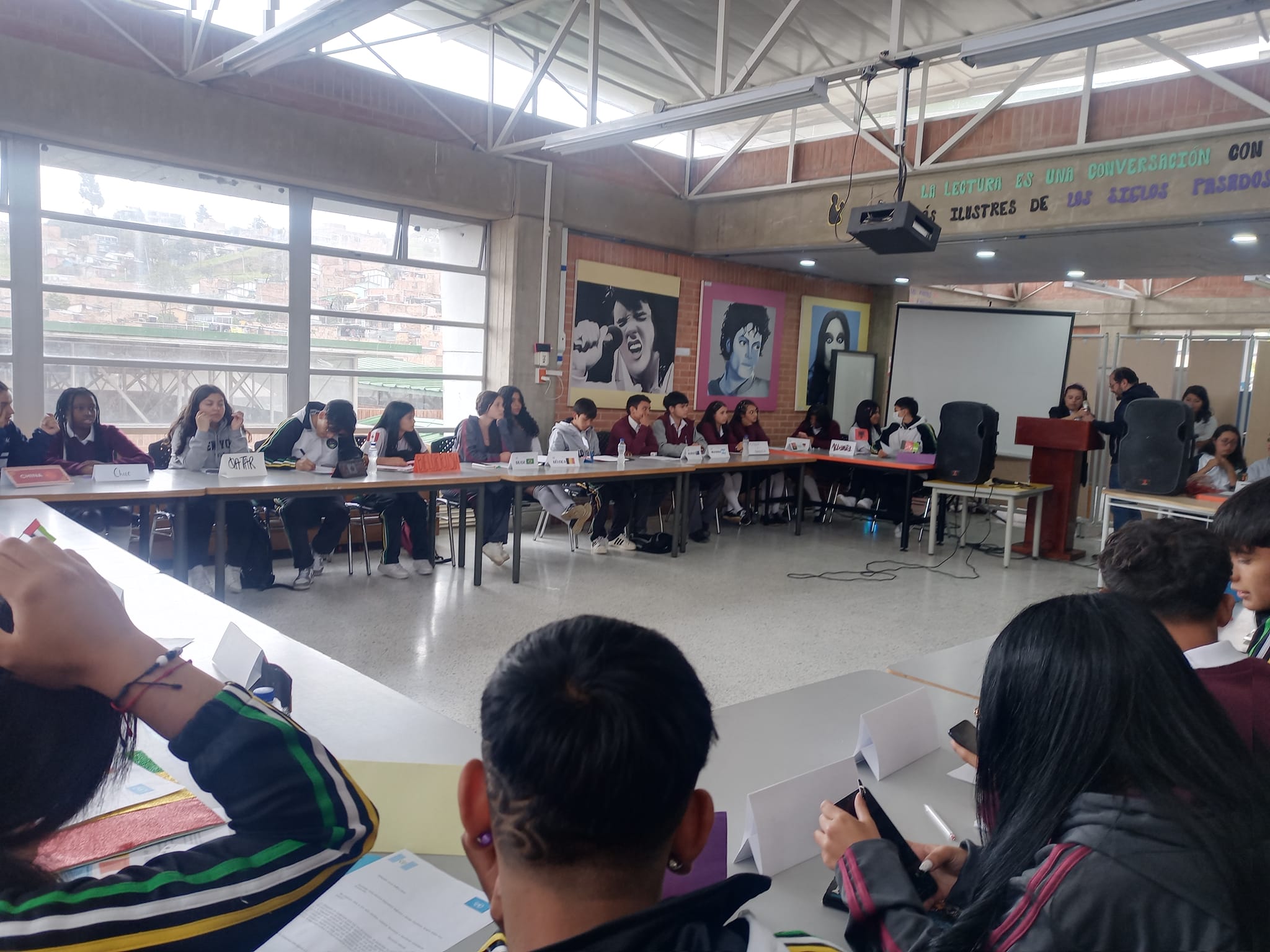 Foto de varios estudiantes en un salón Multiple en mesa redonda