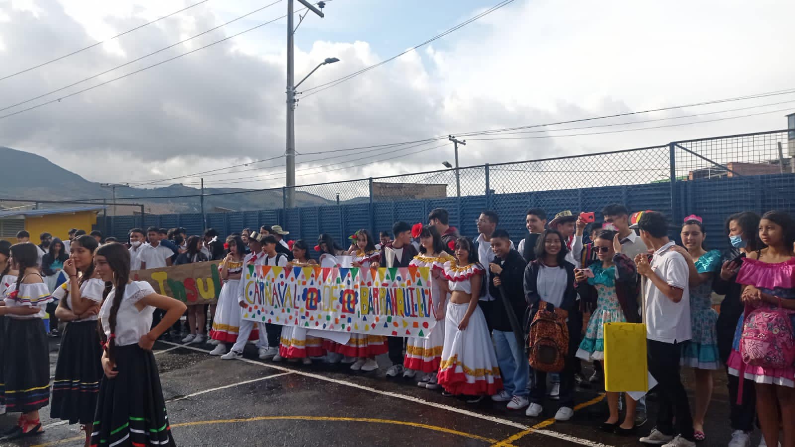 Estudiantes en el patio del colegio con trajes de carnaval