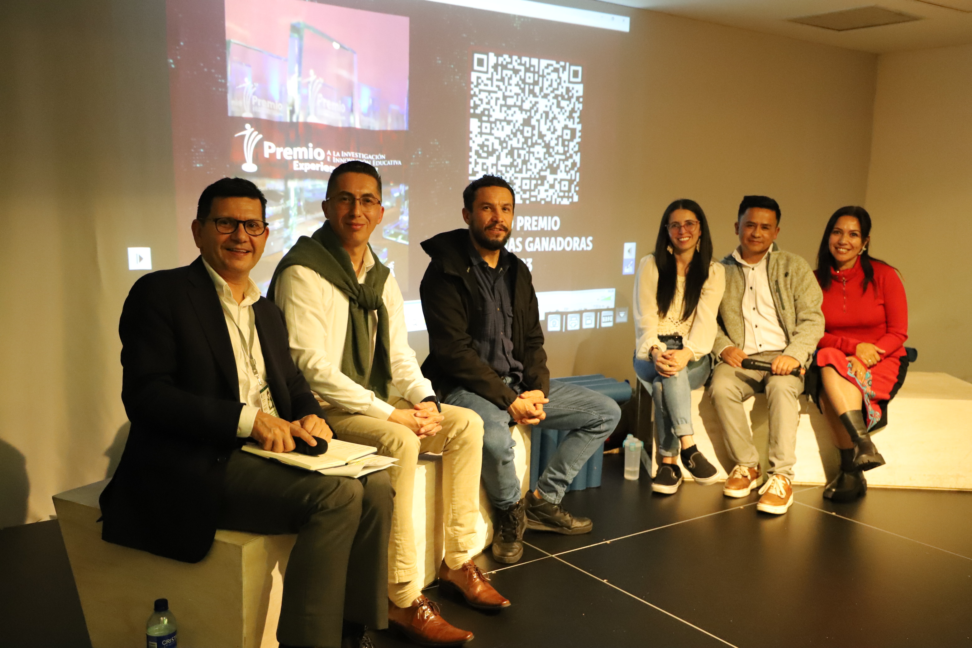 Foto del Director Mauricio Castillo junto a 5 docentes en evento del Premio