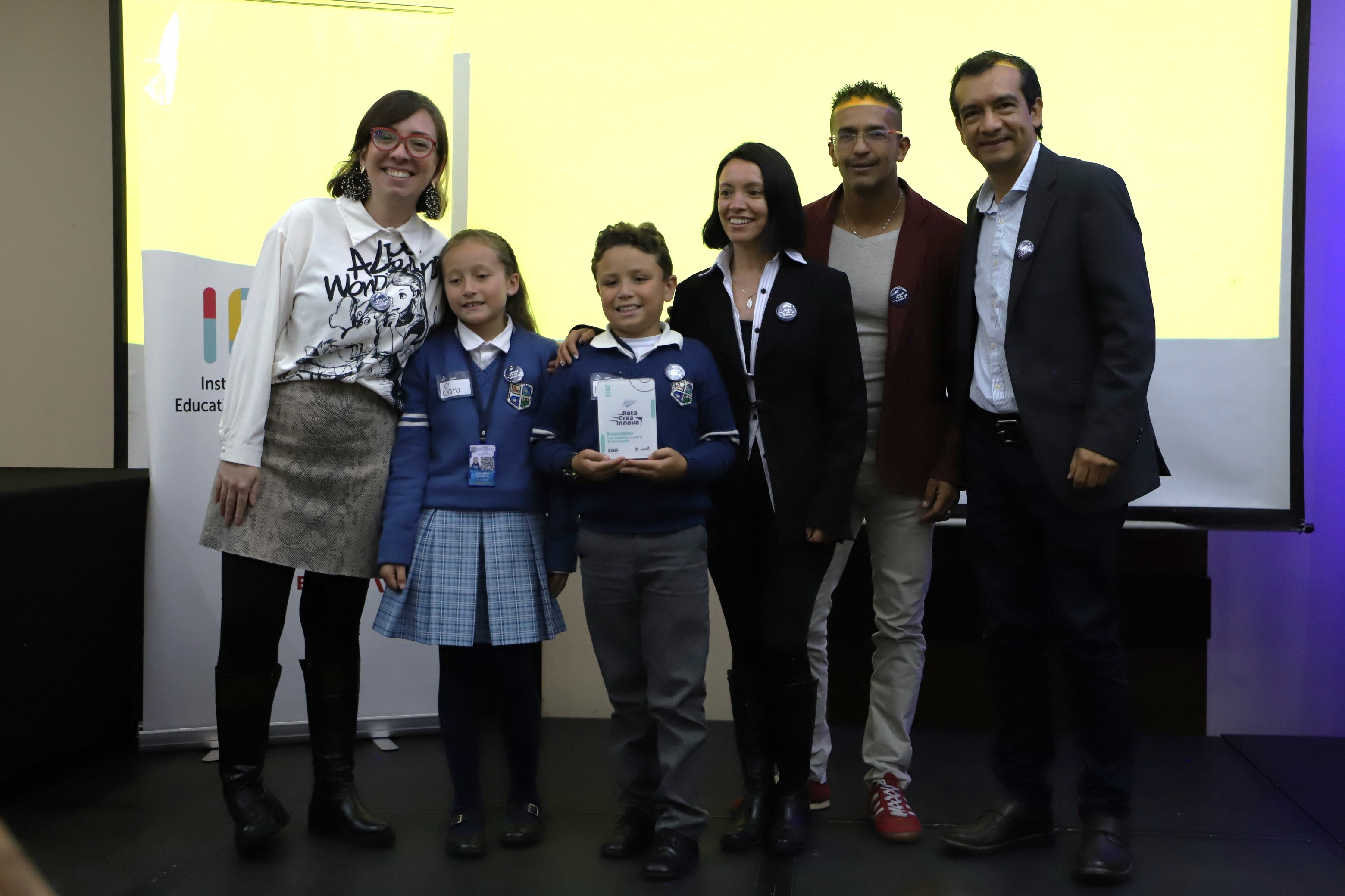 Foto de 3 docentes con el Director del Idep y dos estudiantes