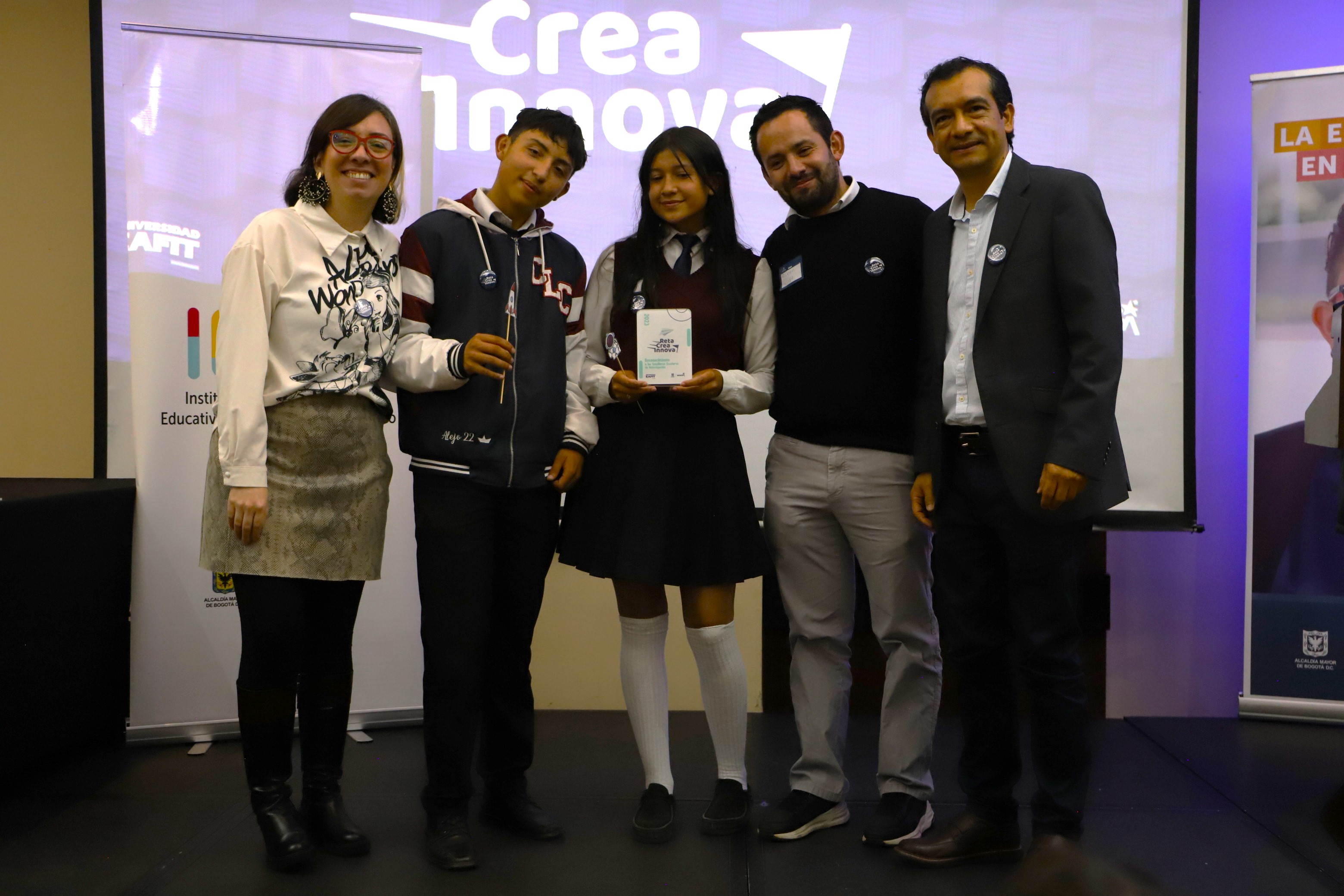 Foto de dos docentes con el Director del Idep y dos estudiantes