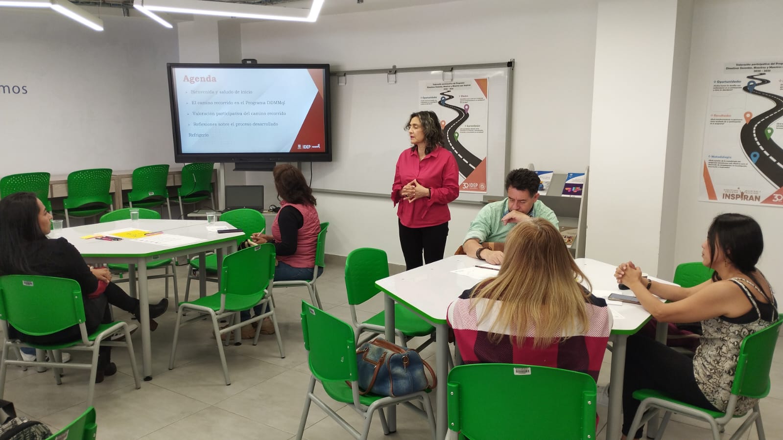 Foto de maestros en un ejercicio pedagogico dirigido por la subdirectora académica del Idep