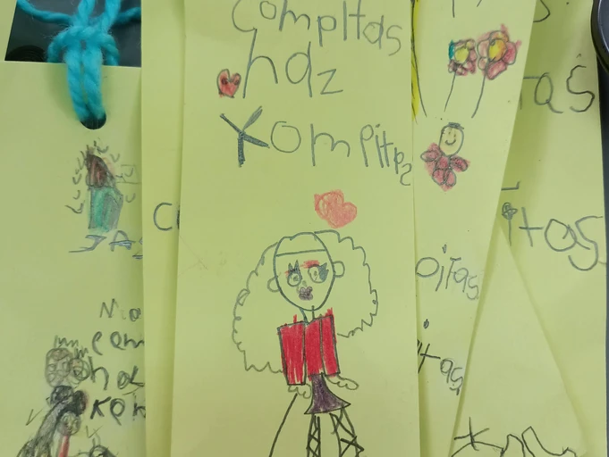 Dibujos realizados por los niños en cartulinas