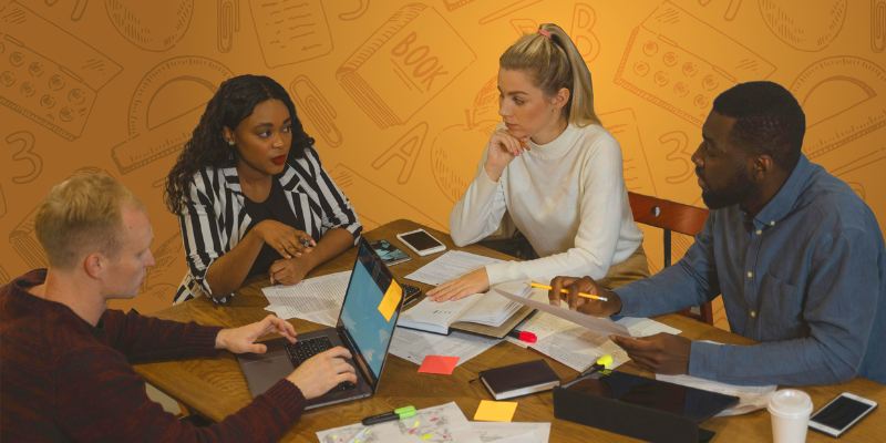 cuatro personas en una mesa de trabajo