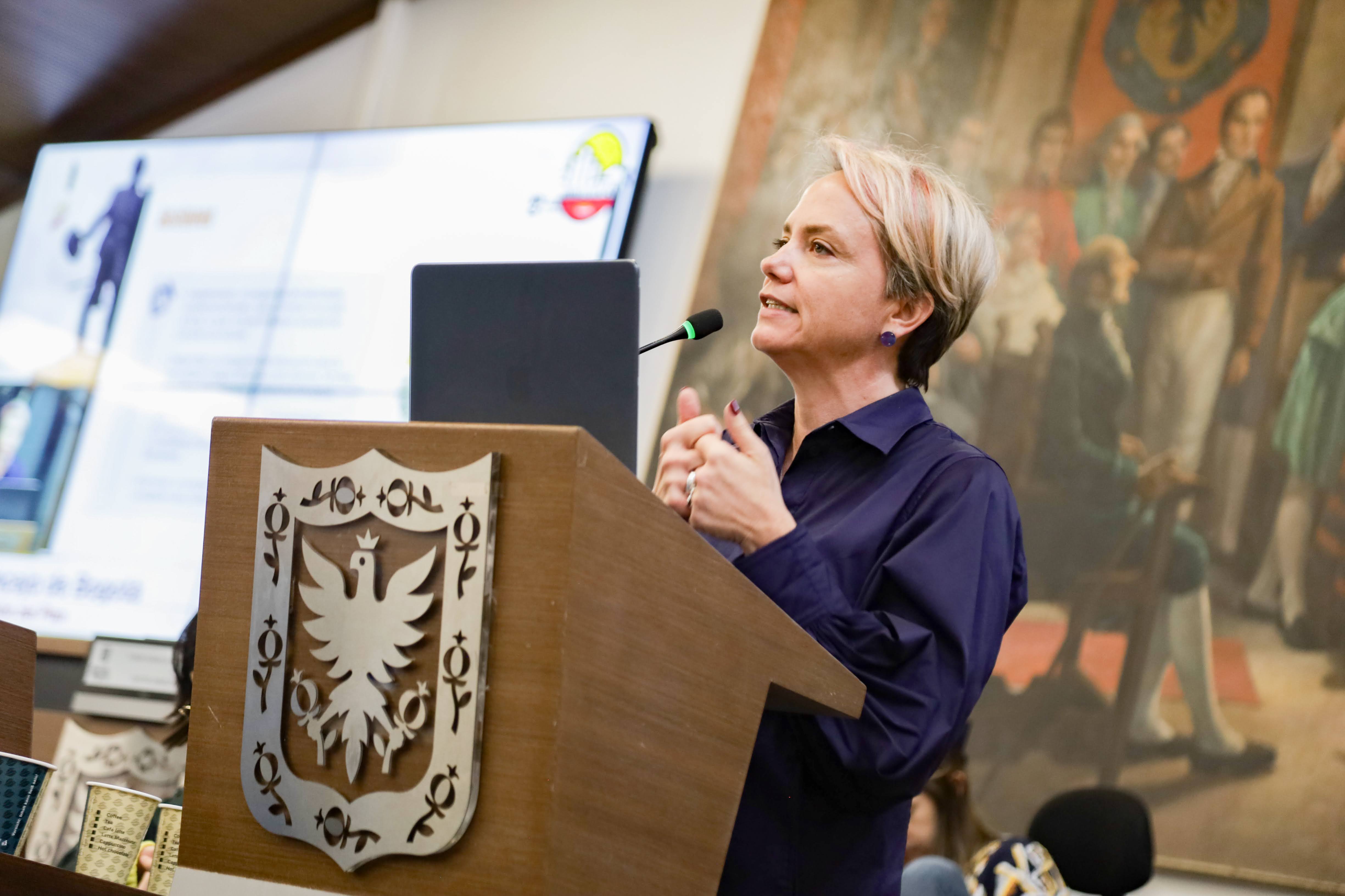 Foto de la Secretaria de educación del distrito Isabel Segovia hablando en tarima