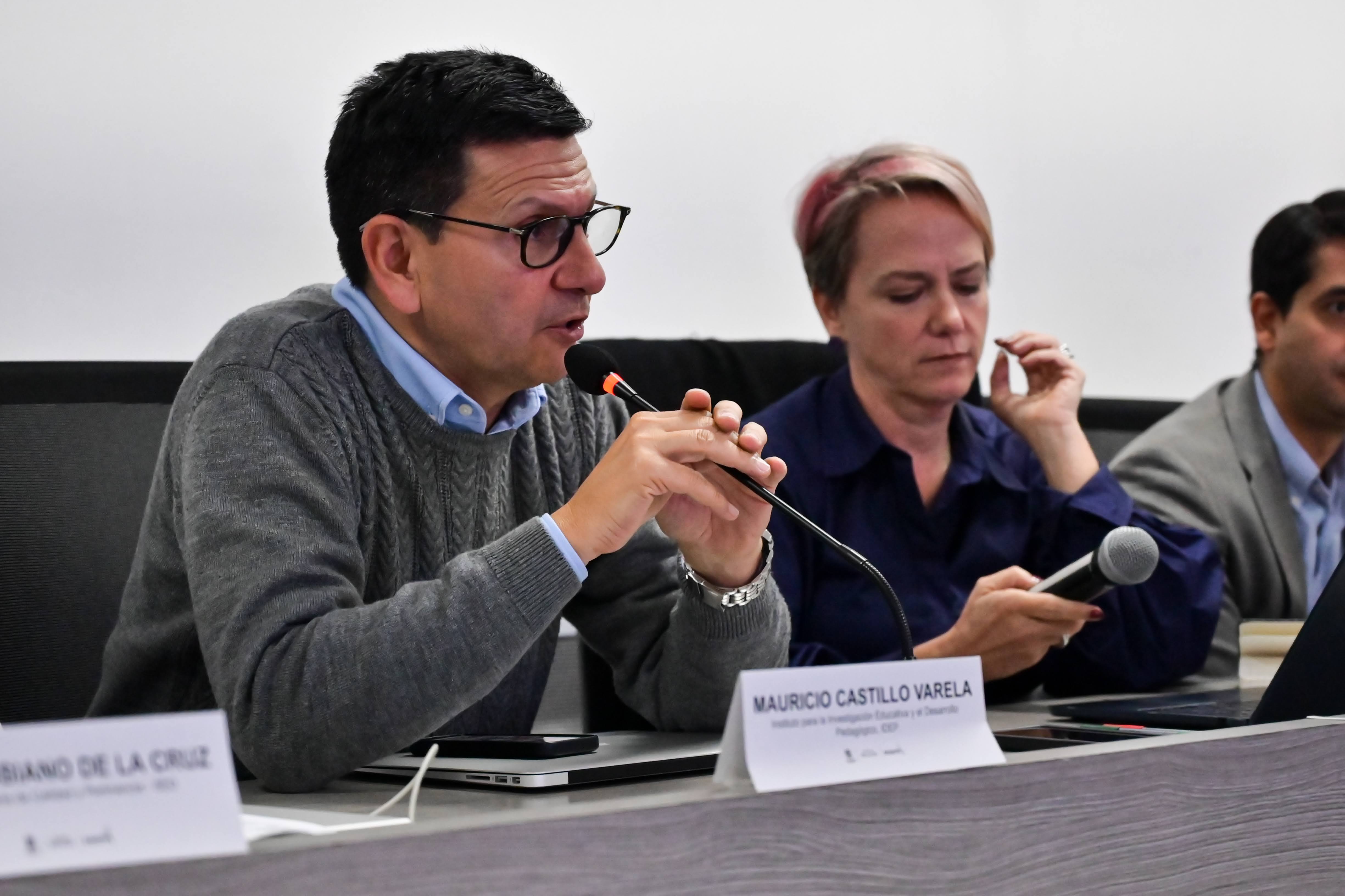 Foto del director del Idep Mauricio Castillo junto a la secretaria de educación del distrito Isabel Segovia