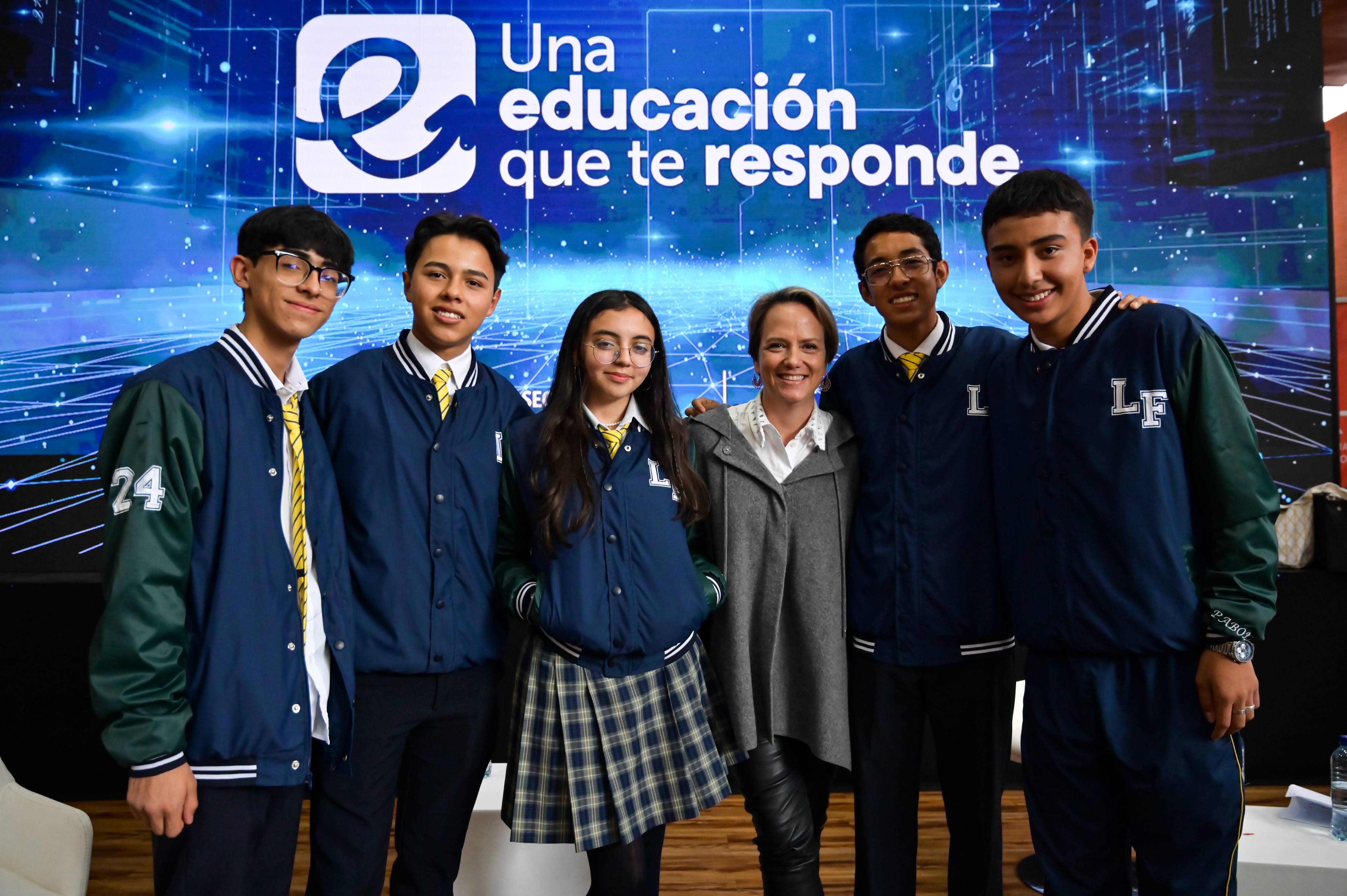 Foto de 5 estudiantes junto a la secretaria de educación de Bogotá, Isabel Segovia