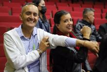 Profesores en auditorio mostrando las manillas del evento