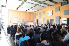 Auditorio con más de 50 personas sentadas atentas